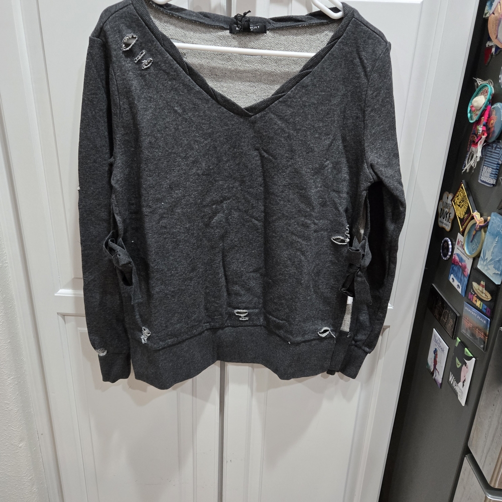 Romeo & Juliet Couture Gray Distressed Sweater